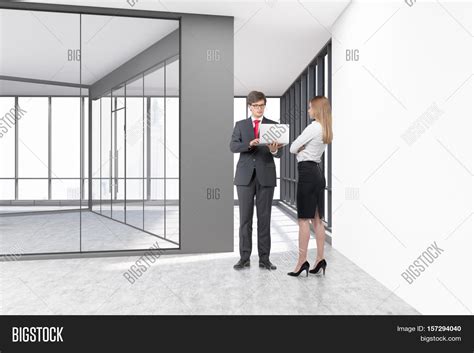 Group of People Standing by Empty Bed 的图像结果