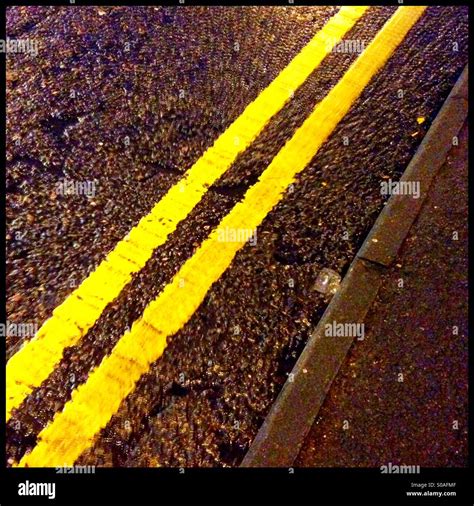 Yellow road markings hi-res stock photography and images - Alamy