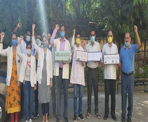 ऋषिकेश: फार्मासिस्ट ने दो घंटा कार्य बहिष्कार कर किया प्रदर्शन, सरकार ...