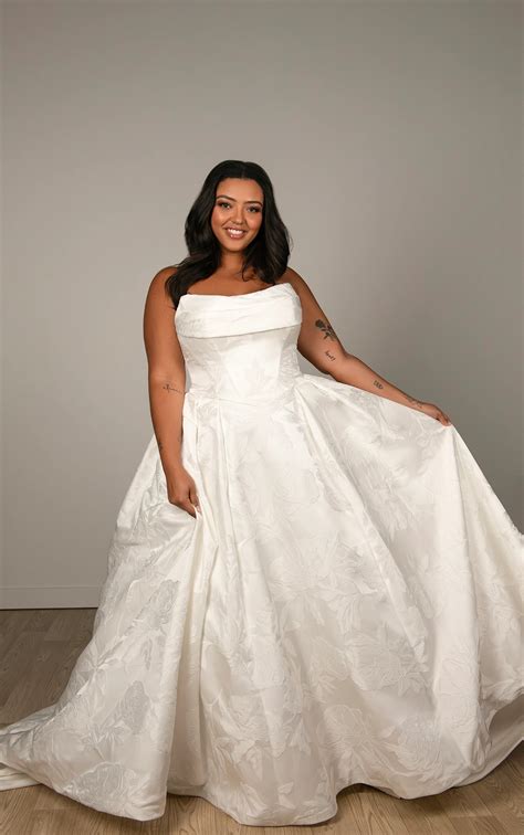 Basque Waist Satin Ballgown Bridal Dress with Pleated Skirt
