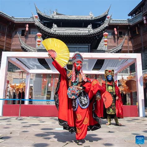 Traditional Chinese cultural activities attract tourists during ...