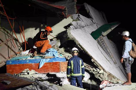 Rescuers desperately search for survivors of earthquake in the ...