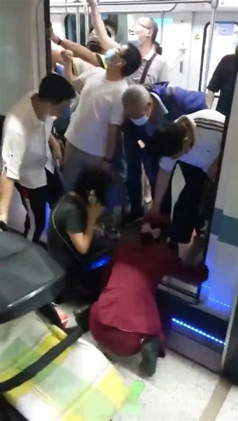 视频｜武汉2月大婴儿掉进地铁轨道 小伙侧身跳进区间救人|武汉|地铁-要闻_华商网新闻