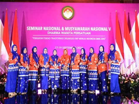 Penasehat Dharma Wanita Persatuan Beserta Plt Ketua Dharma Wanita ...