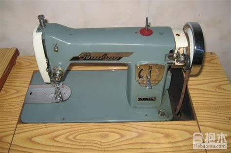 复古缝纫机在家里高清图片下载-正版图片504411143-摄图网