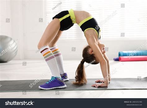 Meninas Backbend 的图像结果