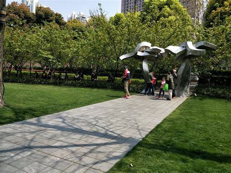 【携程攻略】上海静安雕塑公园景点,难得市中心有这么大的绿地，还有各种雕塑。每年的三四月可以去赏樱花…