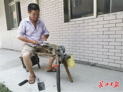 磨刀嚓嚓！重庆76岁“磨刀匠”六年来长期走街串巷为居民免费磨刀-上游新闻 汇聚向上的力量