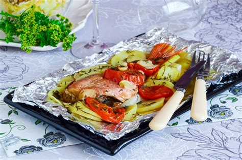 Рыба в фольге запеченная с овощами в духовке рецепт фото пошагово и ...