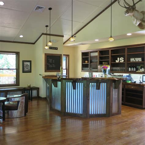 Roaring River Vineyards - Wine tasting & tour | Winetourism.com