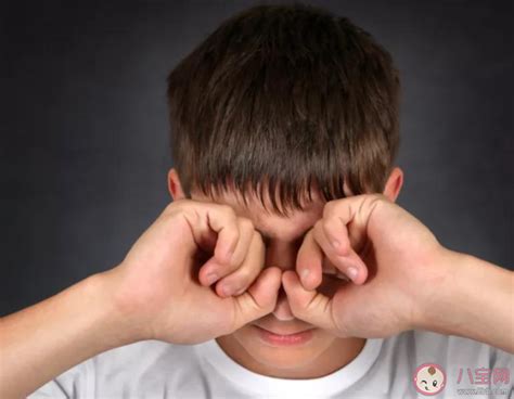 15岁男孩爱揉眼2次揉掉视网膜 经常揉眼会有哪些危害 _八宝网