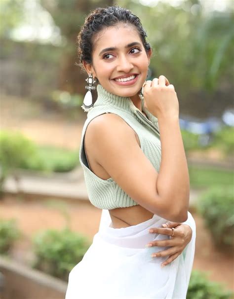 Gnaneswari Kandregula : నడుము అందాలతో వల వేస్తున్న జ్ఞానేశ్వరి ...