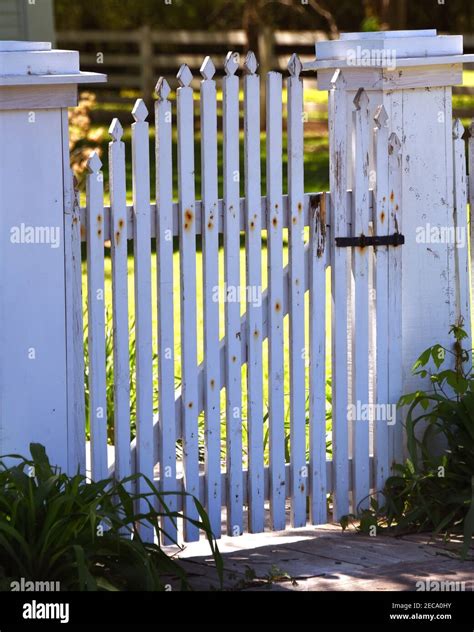 Picket fence gate hi-res stock photography and images - Alamy