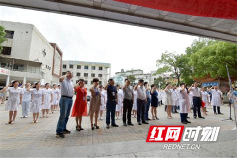 湘潭市第二人民医院举行新入职医护人员白袍授予仪式 - 时刻