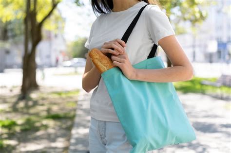 Woman shopping with fabric tote bag | Free Photo