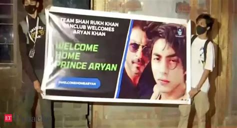 Watch: SRK fans celebrate outside ‘Mannat’ after Aryan Khan gets bail ...