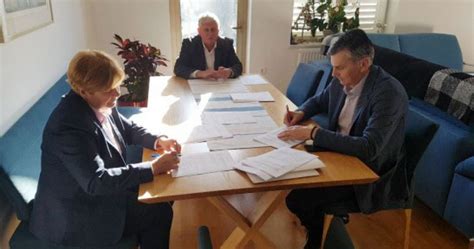 Vesti . Potpisan predugovor o kupovini sportske hale na Zlatiboru