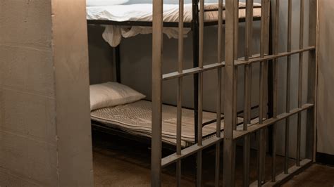 Jail vs. Prison: What’s the Difference? - TKHealth.care