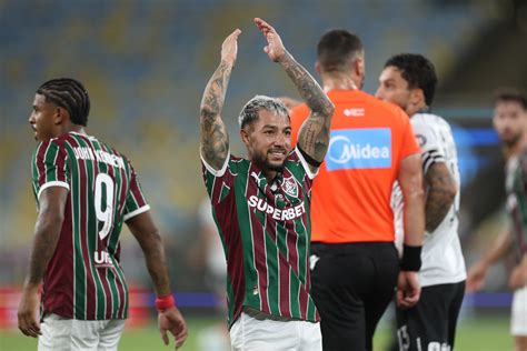 Com um a menos, Fluminense vence clássico contra o Botafogo pelo ...