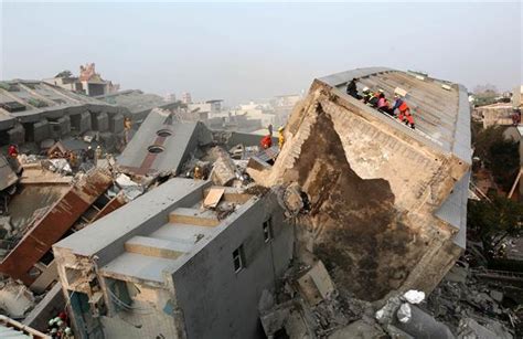 台湾地震倒塌大楼梁柱内发现色拉油桶_手机凤凰网