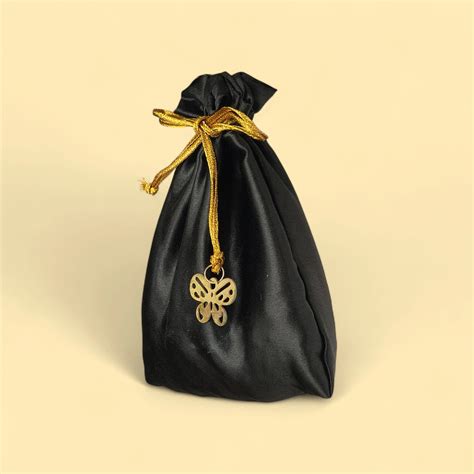IRIS Celeste Black Oudh Fragrance Pouch for Car, Wardrobe & Closets ...