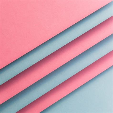 Carta rosa e carta grigia che forma linee diagonali | Foto Gratis