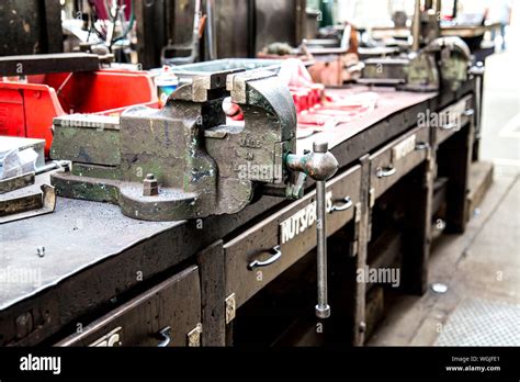 Work Bench with Vice 的图像结果