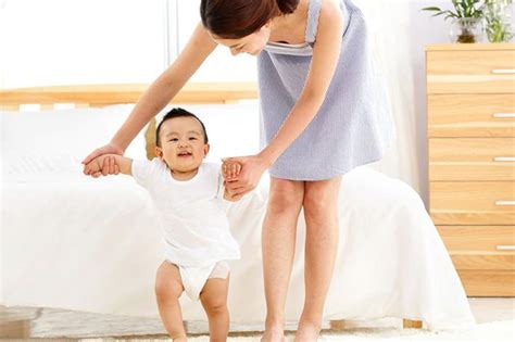 7-9个月宝宝大运动的达标要求，宝宝还不会做这三个动作发育偏慢