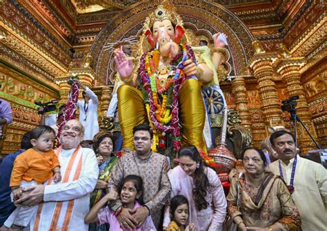 Amit Shah visits Lalbaugcha Raja Ganesh Mandal, CM's house in Mumbai ...