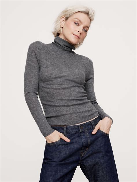 Featherweight Cashmere Turtleneck Sweater | Banana Republic