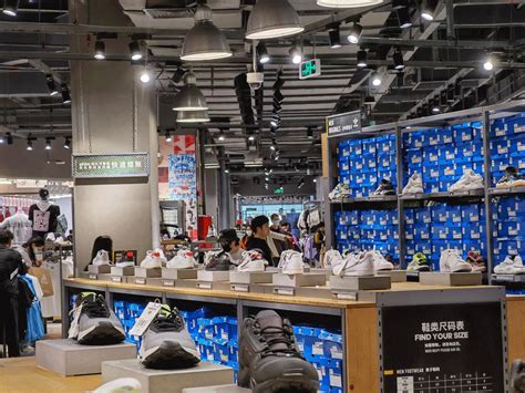 阿迪达斯 adidas专卖店 运动 服装-罐头图库