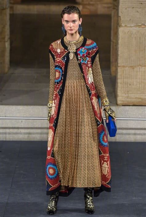 香奈儿秀场发布古埃及服装,尽显异域风情,全由老佛爷亲手设计!