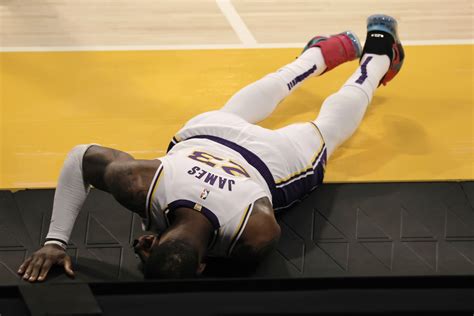LeBron James Sprains Right Ankle in Loss, Out Indefinitely - Bloomberg