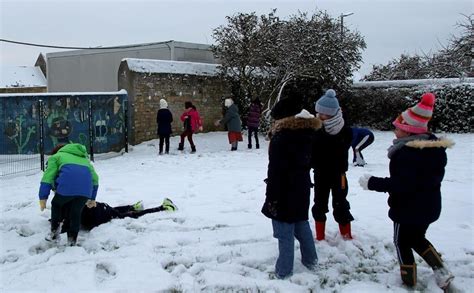 À Creully, les élèves ont profité de la neige à l’école le temps de la ...