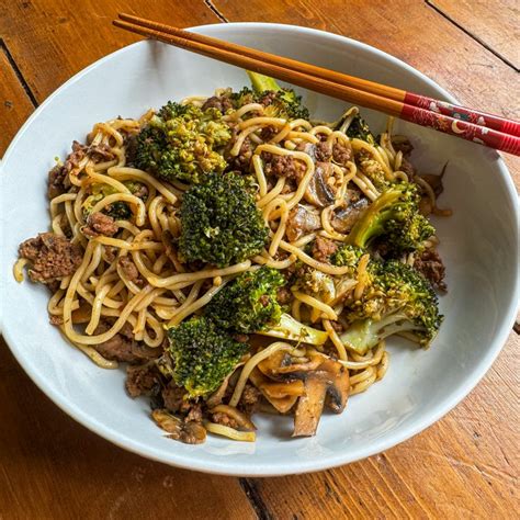 One Pan Beef and Broccoli Noodles - Laurens Cravings
