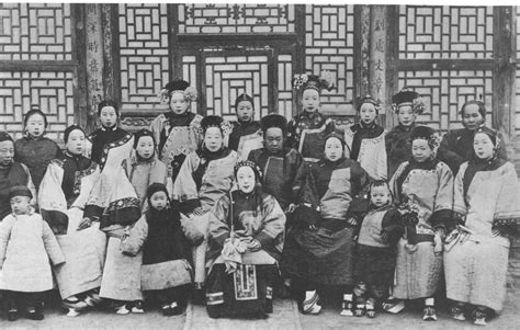 Manchu family photo in late Qing, China. Qing Dynasty, Vintage China, Vintage Cards, Imperial ...