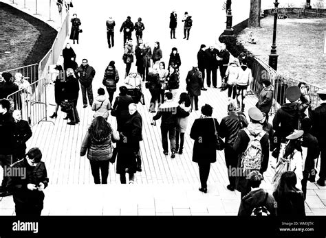 20 People Standing 的图像结果