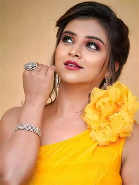 Ultra glam looks of Yediyur Shree Siddalingeshwara's Revathi aka ...