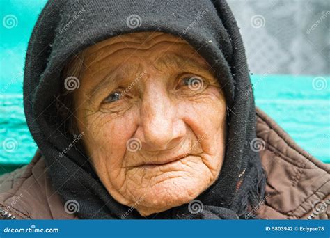 近距离观察老妇人的蓝眼睛高清图片下载-正版图片303318831-摄图网