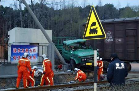 组图：上海发生火车与卡车相撞出轨事故1人死亡_新闻中心_新浪网