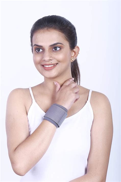 Hexafit Pain Relief Wrist Support Elasticized-Fabric Binder For Wrist ...