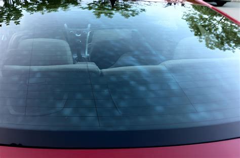 Da li ste i vi primetili ove "fleke" na zadnjem staklu automobila? Evo ...