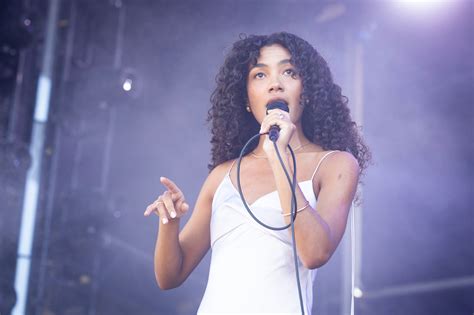 Wie is Olivia Dean, de soulpopsensatie achter ‘Man I Need’ en amuse van ...