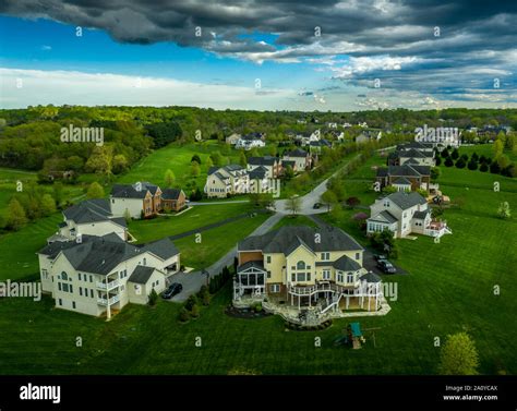 Upper middle class homes hi-res stock photography and images - Alamy