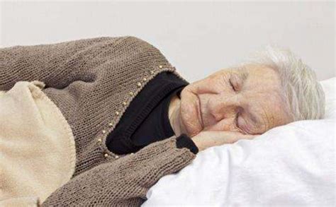 老年人睡得晚醒得早，睡眠质量差，睡前做些啥，入睡能轻松些？_凯迪网资讯