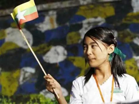 Pop star Justin Bieber arrives with his mother Pattie Mallette ...