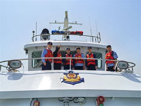 青岛海警局黄岛工作站与多部门联合巡航共同织密海上安全防护网-半岛网