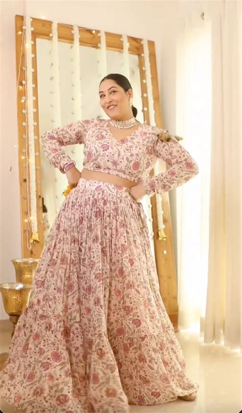 Sakshi In Raag Daisy White Floral print Lehenga with Floral print Blou ...