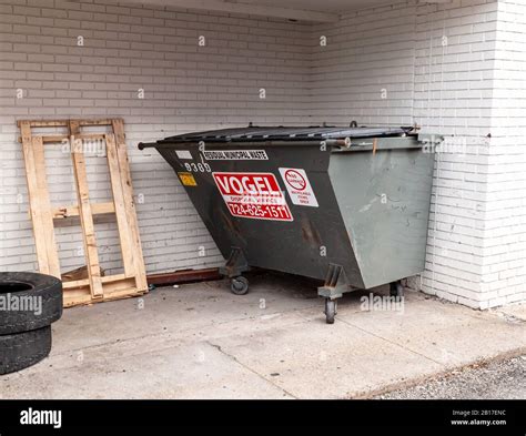 Dumpster car hi-res stock photography and images - Alamy