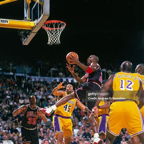 Michael Jordan of the Chicago Bulls shoots against the Los Angeles ...